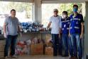 Servidores da Adapar doam alimentos a caminhoneiros