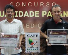 Edson Carvalho (esquerda), primeiro colocado na categoria Café Natural, e Valdeir de Souza, primeiro colocado na categoria Cereja Descascado