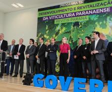 O governador Carlos Massa Ratinho Junior e o secretário da Agricultura e do Abastecimento, Noberto Ortigara, lançaram, no Palácio Iguaçu, o programa Revitis, destinado a estimular a produção de uvas no Paraná.