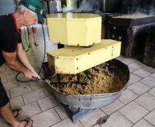 Produção de açucar mascavo e de melado de açúcar mascavo de cana-de-açúcar produzido pelo produtor Rafael Morgenstern em Capanema, no sudoeste do Paraná.  Capanema - 16/01/2020 