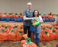 Trabalhadores terceirizados da Seab e Adapar recebem cestas de Natal
