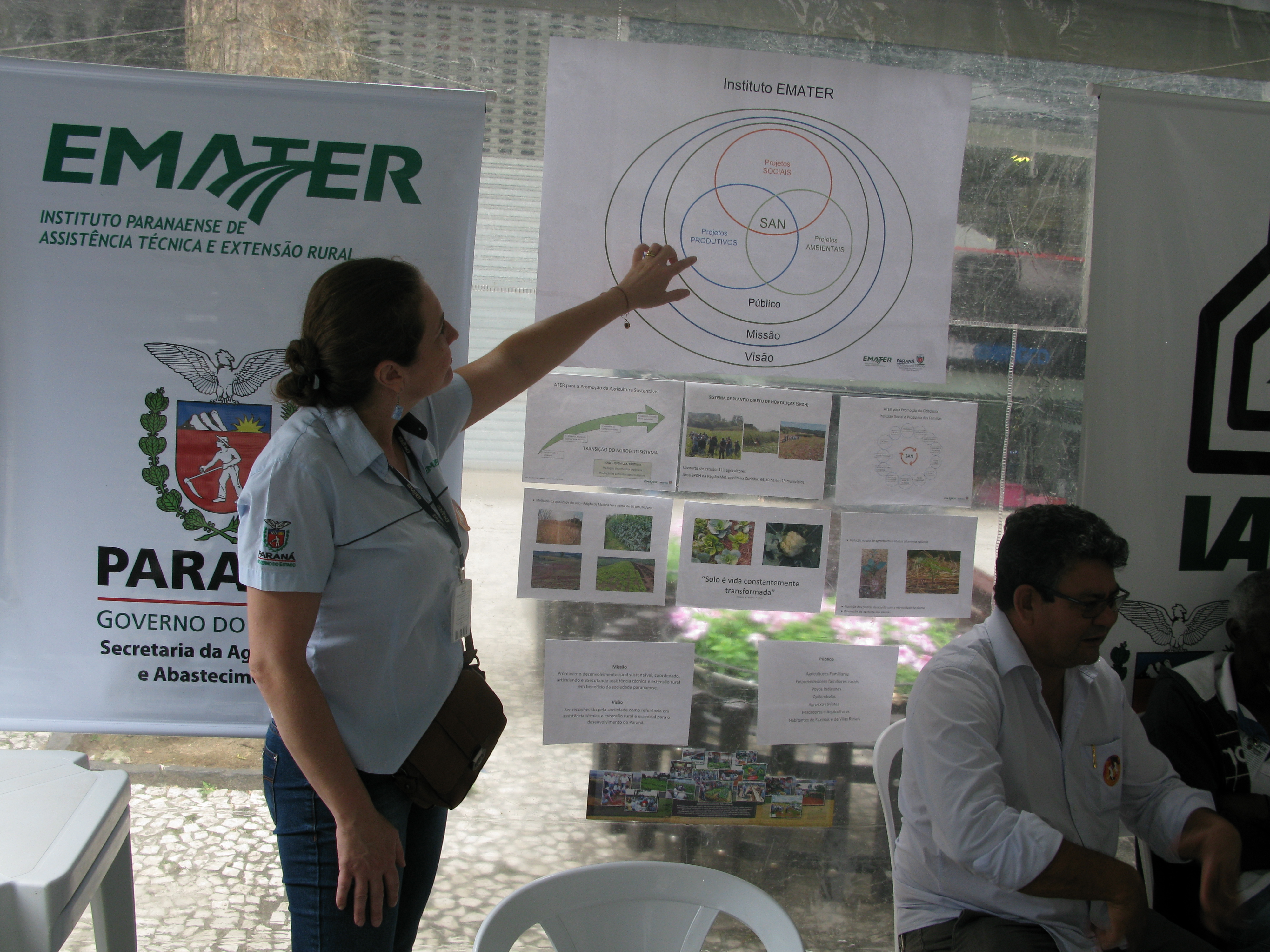 a_engenheira_agronoma_do_emater_daniele_martins_sandri_passava_do_ensinamento_sobre_as_hortas