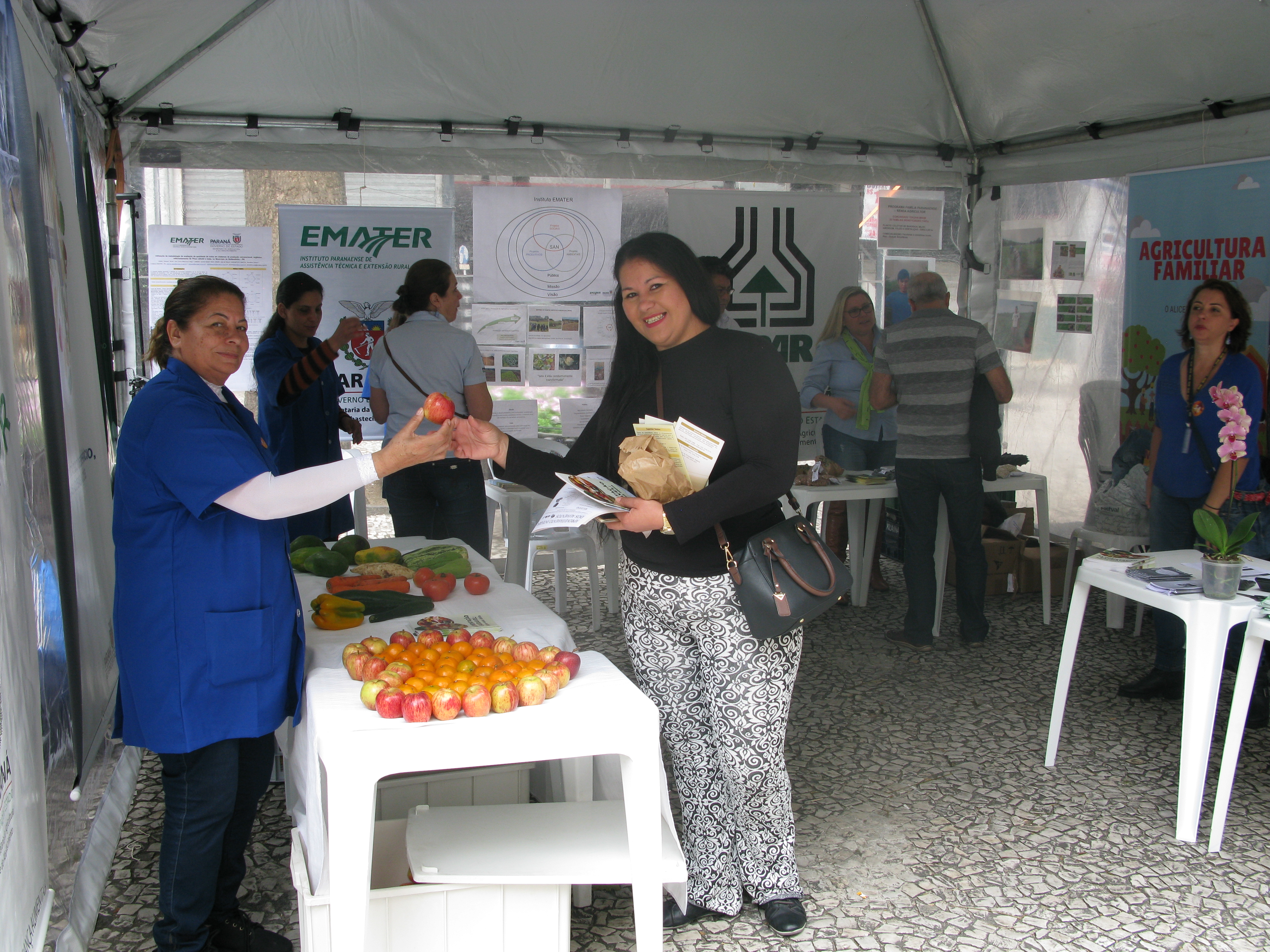 A professora Sirlei Martins que criou horta no Cmei Iracema