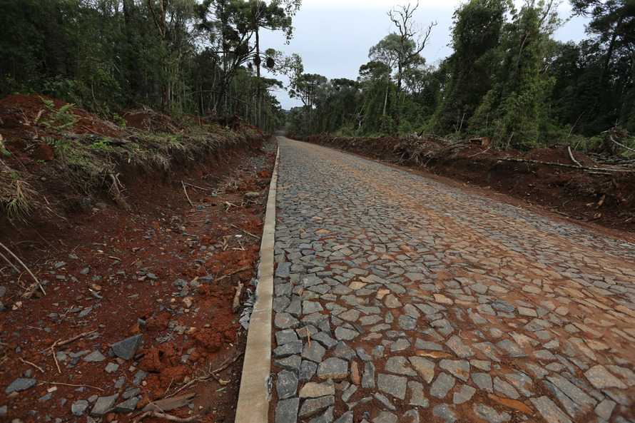 Com melhor acesso, acrescenta, os agricultores vão obter preços melhores nas atividades agropecuárias, podendo, inclusive, incrementar a produção. O investimento do Governo do Estado é de R$ 1,7 milhão, com contrapartida financeira municipal de R$ 129,4 mil, e está dentro de um pacote de R$ 46 milhões em pavimentação rural.  “O Paraná tem uma vocação ligada ao agronegócio e possui diversas comunidades muito interioranas, mas que são fundamentais para a geração de emprego e renda nos municípios. Prudentópoli