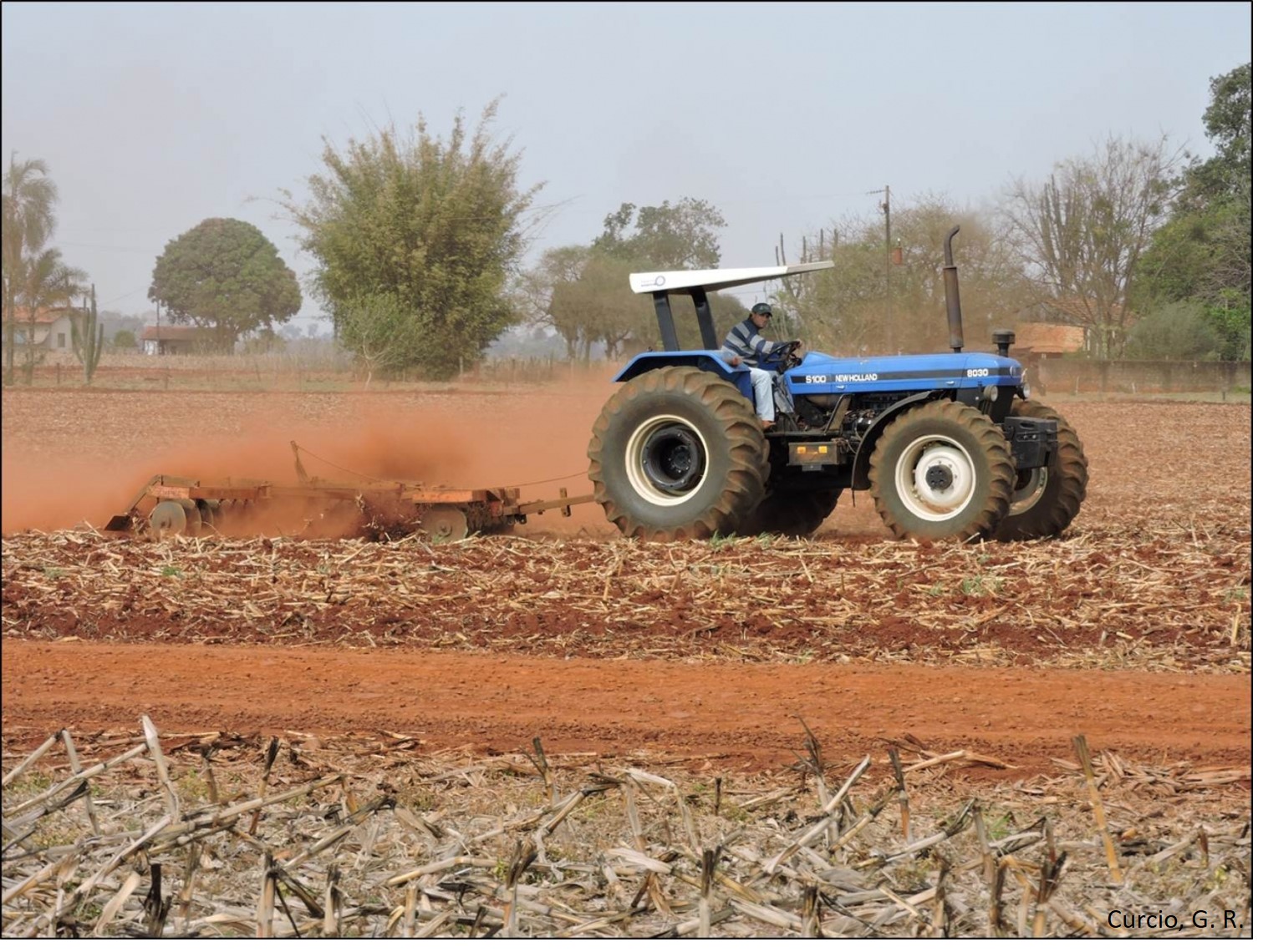 Uso de grade em solo seco.