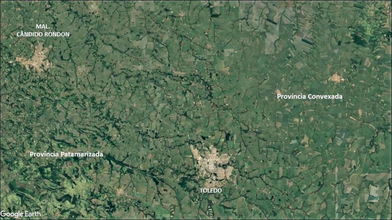 Figura 4 – Grafia fluvial em províncias convexada (à direita) e patamarizada (à esquerda) Bacia Hidrográfica Paraná III. Escala aproximada: 1:350.000. Fonte: Google Earth (2020). Org.: Dalila Peres de Oliveira; Leonardo Miranda Feriani.
