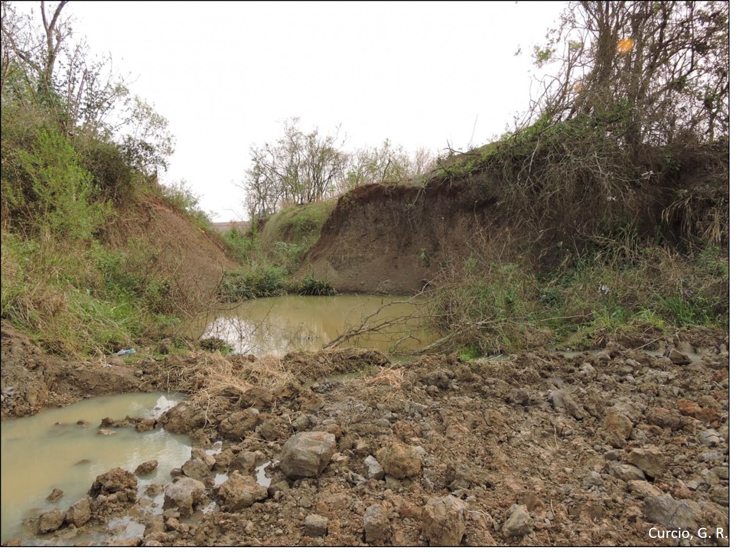 Figura 4 – Soterramento de canal fluvial por falta de planejamento no decapeamento mineral.