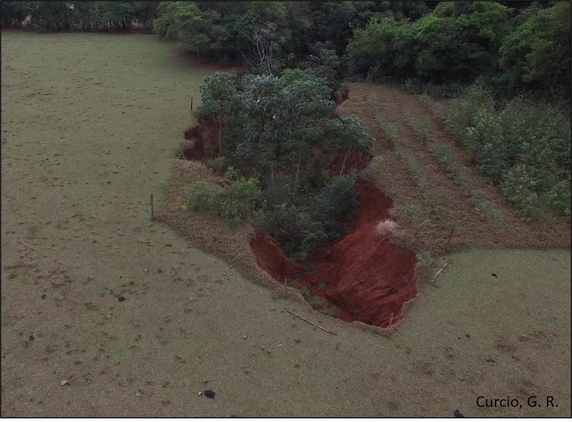 Voçoroca em área de nascente.