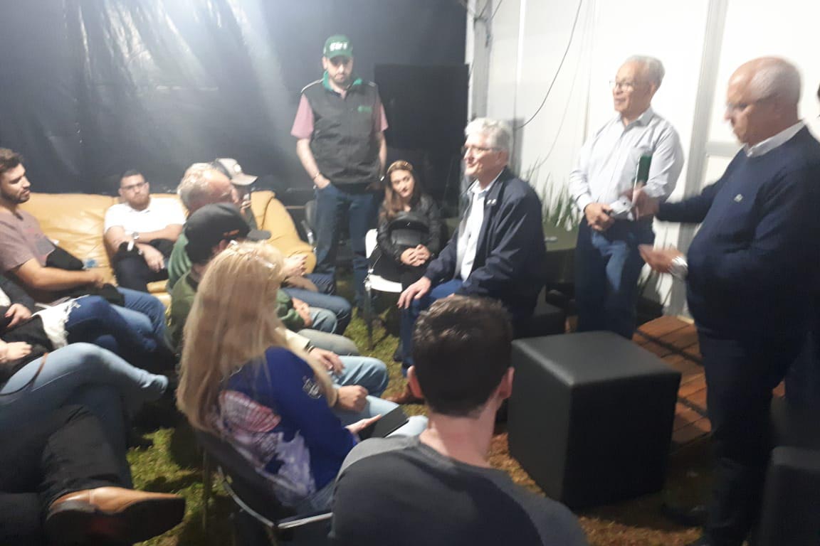 Secretário da Agricultura apresenta cenário do futuro para jovens agricultores da Expoingá