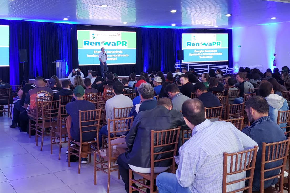 Em evento na Expoingá, agricultores comemoram economia na conta de energia com o RenovaPR