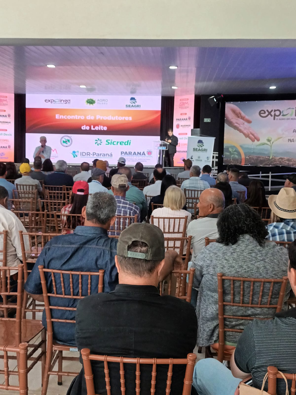 Encontro na Expoingá reúne produtores de leite para debater desafios e oportunidades do setor