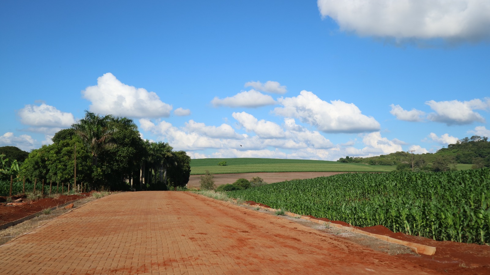 Com apoio da Seab, pavimentação em estrada rural vai garantir melhoria na trafegabilidade em Ibiporã
