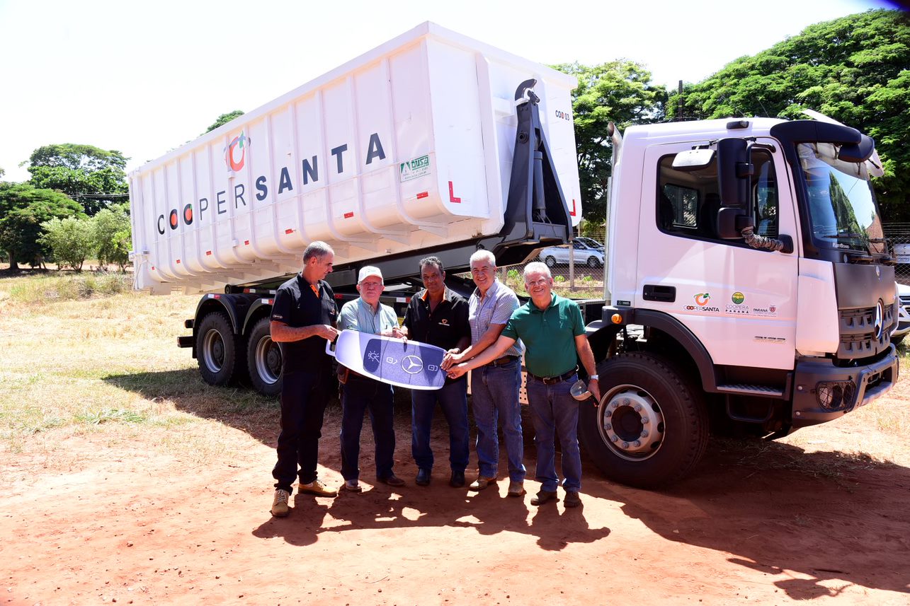 Entrega de caminhão para a Coopersanta - Divulgação