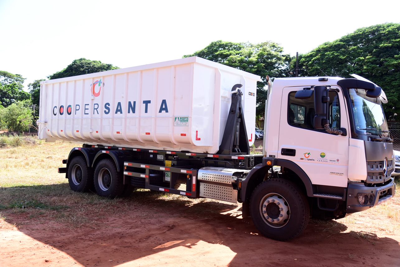 Entrega de caminhão para a Coopersanta - Divulgação