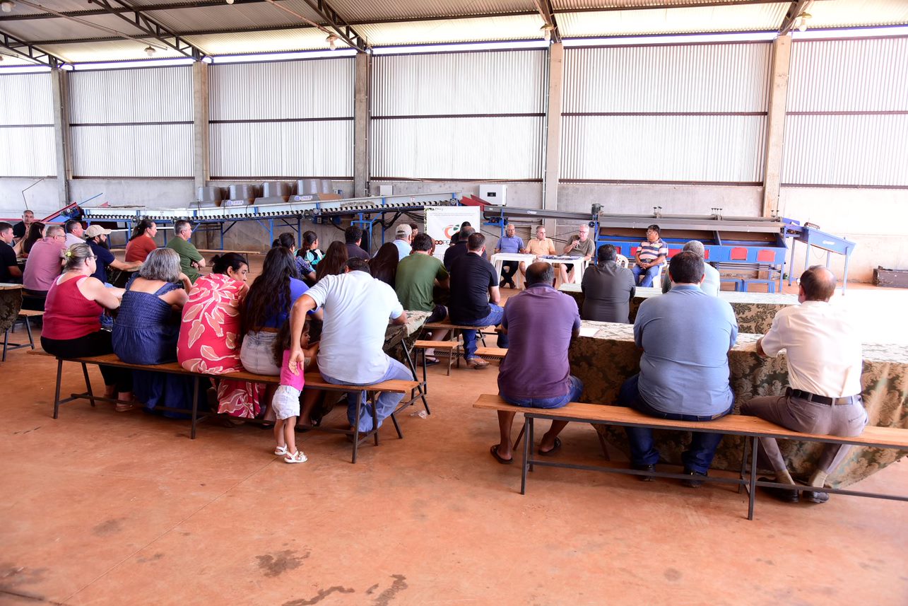 Entrega de caminhão para a Coopersanta - Divulgação