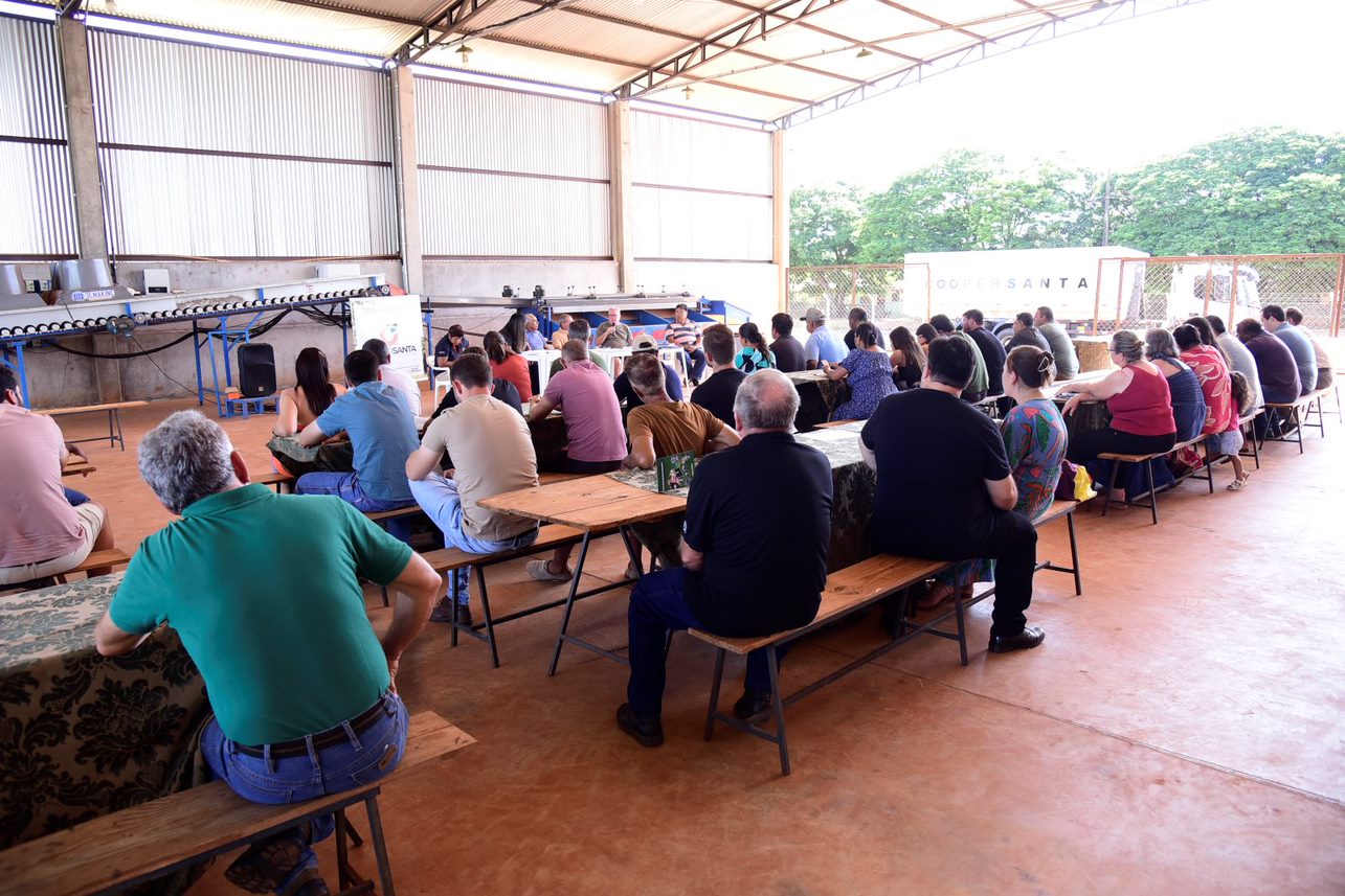 Entrega de caminhão para a Coopersanta - Divulgação