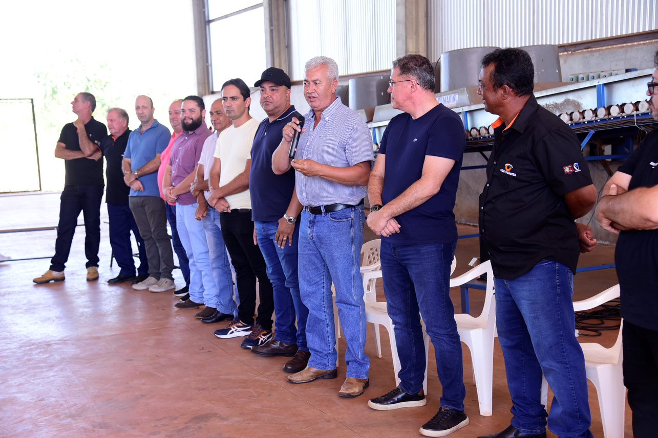 Entrega de caminhão para a Coopersanta - Divulgação