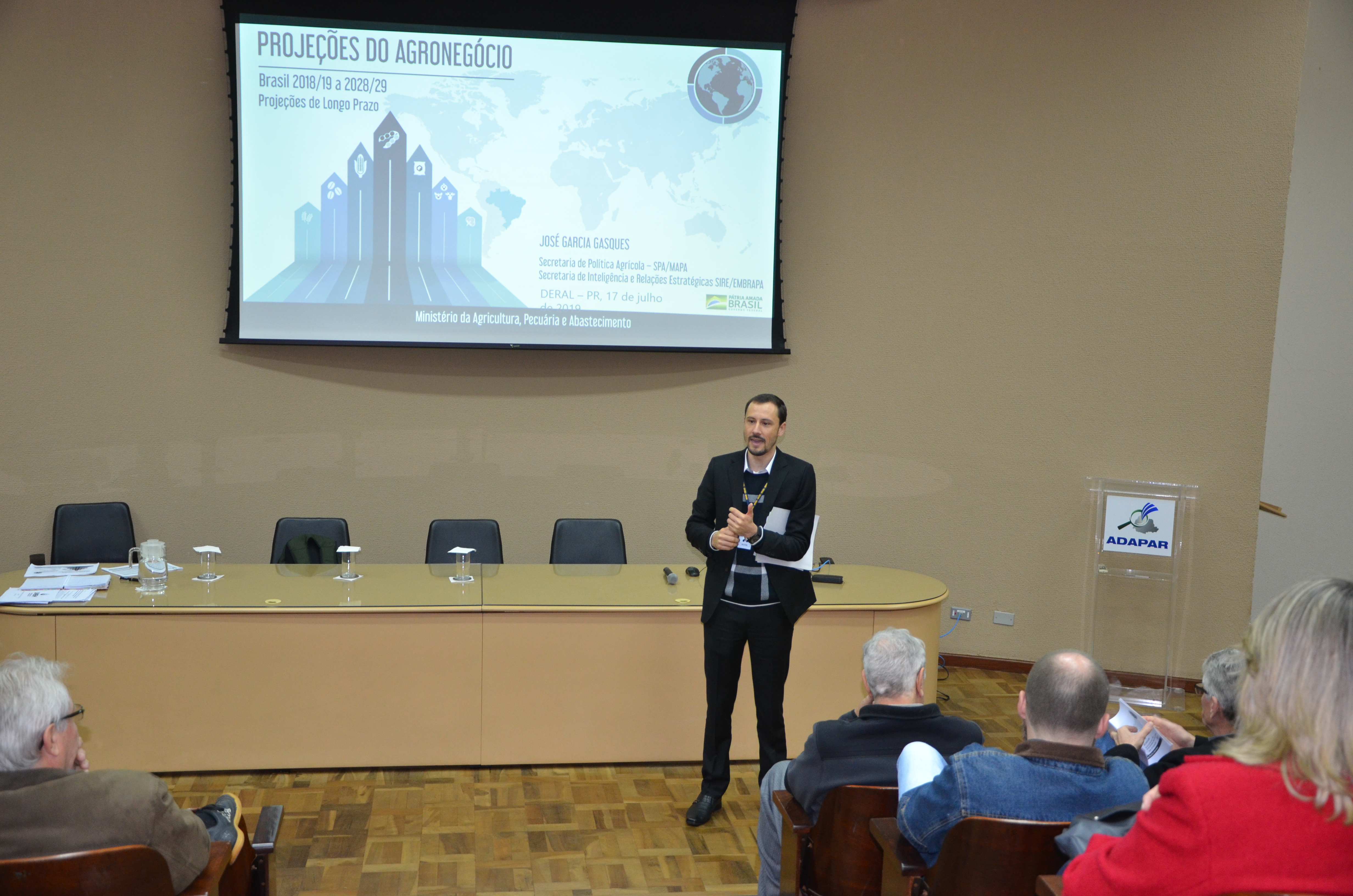 Diretor do Deral, Salatiel Turra, na palestra sobre Projeções do Agronegócio Brasileiro e Paranaense