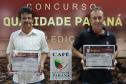 Edson Carvalho (esquerda), primeiro colocado na categoria Café Natural, e Valdeir de Souza, primeiro colocado na categoria Cereja Descascado