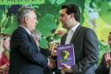 O governador Carlos Massa Ratinho Junior e o secretário da Agricultura e do Abastecimento, Noberto Ortigara, lançaram, no Palácio Iguaçu, o programa Revitis, destinado a estimular a produção de uvas no Paraná.