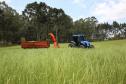 Trator solidário, com implemento agrícola, em uso.