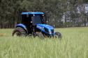 Trator solidário, com implemento agrícola, em uso.