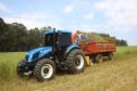 Trator solidário, com implemento agrícola, em uso.