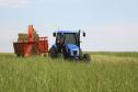 Trator solidário, com implemento agrícola, em uso.