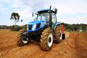 Trator solidário, com implemento agrícola, em uso.
