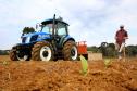 Trator solidário, com implemento agrícola, em uso.