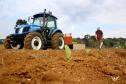 Trator solidário, com implemento agrícola, em uso.