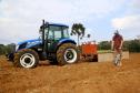 Trator solidário, com implemento agrícola, em uso.