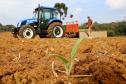 Trator solidário, com implemento agrícola, em uso.