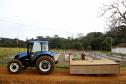Trator solidário, com implemento agrícola, em uso.