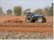 Uso de grade aradora em solo extremamente seco.