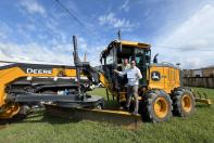 Seab entrega maquinários para melhorar estradas rurais na região de Morretes 