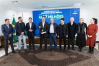 Ratinho Junior libera R$ 442 milhões para obras em 10 municípios do Paraná incluindo estradas rurais
