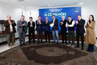 Ratinho Junior confirma R$ 741 milhões para infraestrutura urbana e rural de 12 municípios