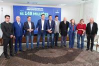 Ratinho Junior confirma quase R$ 890 milhões para obras e investimentos em 12 municípios