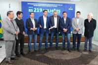 Ratinho Junior confirma quase R$ 890 milhões para obras e investimentos em 12 municípios