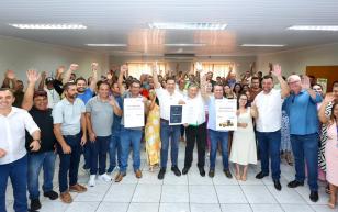 Mais três municípios paranaenses recebem máquinas da linha amarela