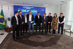  Ratinho Junior confirma R$ 741 milhões para infraestrutura urbana e rural de 12 municípios 