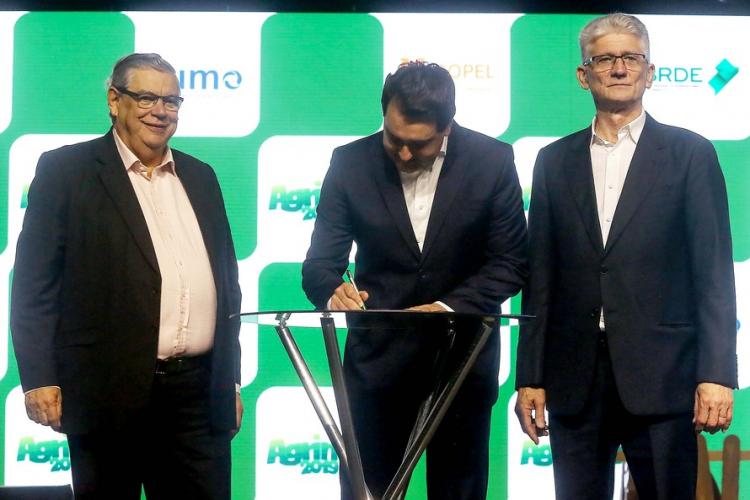 O Governo do Estado e a Federação da Agricultura do Estado do Paraná (Faep) renovaram nesta segunda-feira (21) o convênio para o programa Agrinho nas escolas estaduais do Paraná. O programa leva a escolas das redes públicas municipal e estadual atividades e materiais pedagógicos que tratam da preservação do meio ambiente, despertar da consciência de cidadania e questões que envolvem saúde e qualidade de vida. O termo de cooperação foi assinado pelo governador Carlos Massa Ratinho Junior e pelo presidente d