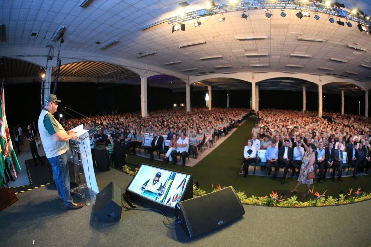 Encontro organizado pelo Sistema Faep/Senar destacou a modernização energética na área rural e na suspensão da vacinação contra a aftosa do rebanho paranaense como apostas do Estado para o desenvolvimento do setor.