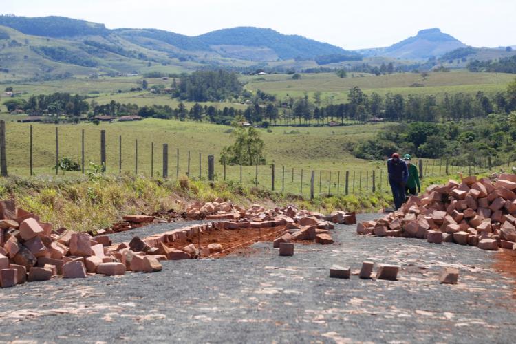 Pavimentação poliédrica em paralelepipedo rodovia oscar fogaça leite em ribeirao claro.