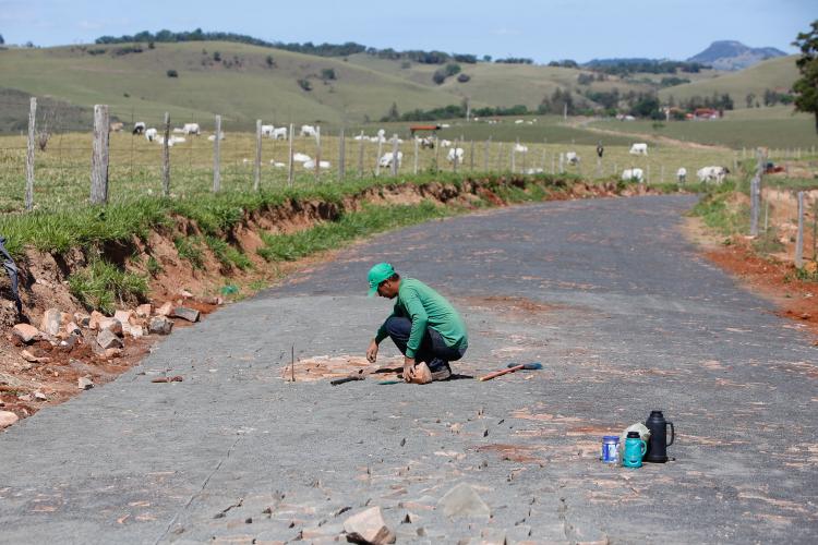Pavimentação poliédrica em paralelepipedo rodovia oscar fogaça leite em ribeirao claro.