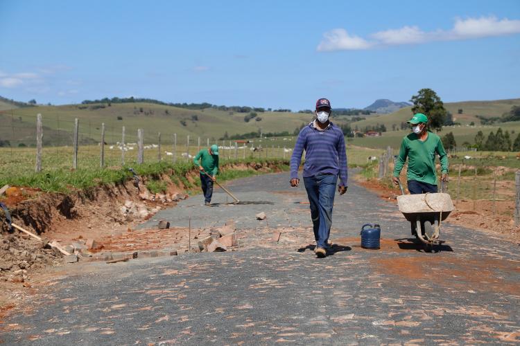 Pavimentação poliédrica em paralelepipedo rodovia oscar fogaça leite em ribeirao claro.