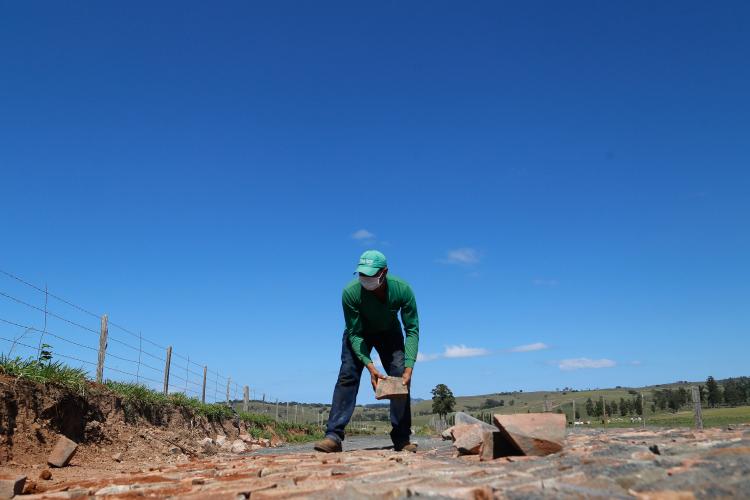 Pavimentação poliédrica em paralelepipedo rodovia oscar fogaça leite em ribeirao claro.