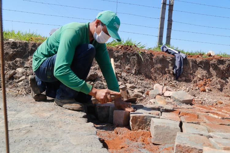 Pavimentação poliédrica em paralelepipedo rodovia oscar fogaça leite em ribeirao claro.