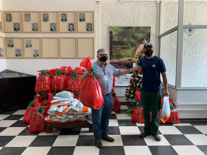 Seab entrega cestas para colaboradores terceirizados